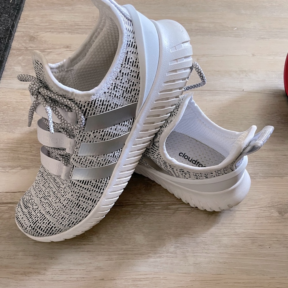 Men’s size 10 adidas tennis shoes